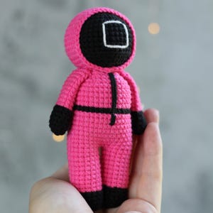 Pink soldier guard crochet pattern. Game serial easy pattern for gift