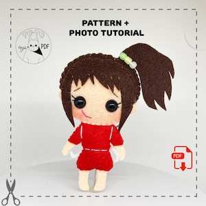 Op de afbeelding: Handgemaakte vilten pop van een meisje met bruin haar in een paardenstaart, gekleed in een rode jurk. De pop heeft grote zwarte knoopogen en een kleine glimlach. De afbeelding bevat de tekst "PATTERN + PHOTO TUTORIAL" en een PDF-pictogram.