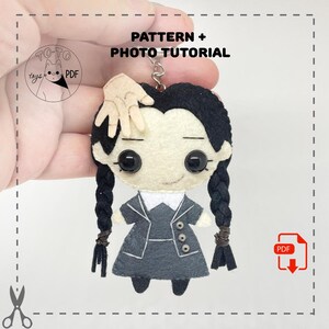 Op de afbeelding: Een patroon voor een vilten poppen sleutelhanger en een fototutorial voor het maken van een personage met zwart haar in vlechten, een grijze jurk en een witte kraag. Het patroon is beschikbaar als PDF-download.