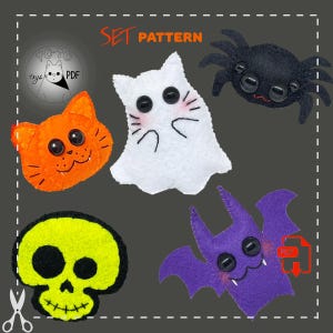 Może przedstawiać: Zestaw filcowych zabawek na Halloween, w tym pomarańczowy kot, biały duch, czarny pająk, fioletowy nietoperz i żółta czaszka. Zabawki mają guziczkowe oczy i wyszywane detale. Napis "SET PATTERN" jest w kolorze pomarańczowym.