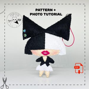 Może przedstawiać: Ręcznie robiona filcowa lalka w czarno-białej kolorystyce, z dużą kokardą, białą peruką i czerwonymi ustami. Lalka ma na sobie czarną kurtkę i białą spódnicę. Widoczny jest tekst "PATTERN + PHOTO TUTORIAL".