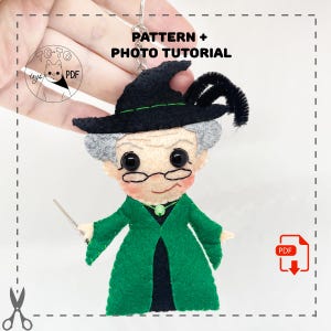 Op de afbeelding: Een vilten pop van een heks met een zwarte hoed en groene jurk, die een toverstaf vasthoudt. De pop heeft grijs haar en een bril. De tekst "PATTERN + PHOTO TUTORIAL" is zichtbaar. Een PDF-pictogram staat rechtsonder.