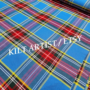 Puede incluir: Primer plano de una tela a cuadros azul con rayas rojas, amarillas, blancas y verdes. La tela tiene el texto "KILT ARTIST / ETSY" impreso. El patrón de cuadros es un diseño clásico, adecuado para varios proyectos de manualidades.