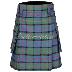 Könnte beinhalten: Ein traditioneller Kilt in einem blau-grün-schwarzen Karomuster. Der Kilt hat Falten, Taschen und Gürtelschlaufen. Der Text "Kilt Artist" ist auf der Vorderseite zu sehen. Ein klassisches Beispiel schottischer Kleidung.