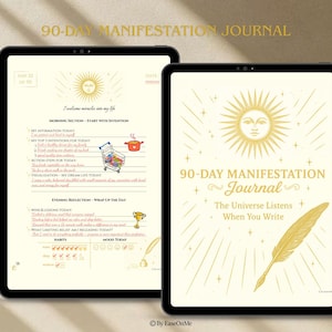 Op de afbeelding: Twee digitale tablets met pagina's uit een 90-daags Manifestatie Journal. De journaalpagina's bevatten illustraties van de zon, tekst en prompts voor dagelijkse reflectie. De omslag luidt "90-Day Manifestation Journal" en "The Universe Listens When You Write."