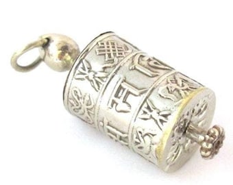 Colgante ligero con forma de rueda de oración giratoria, de plata antigua tibetana, con mantra Om y símbolos auspiciosos, Nepal - SP022