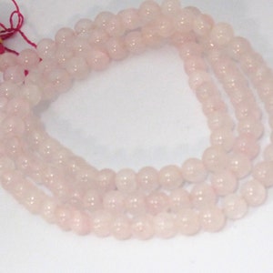 Pu&ograve; includere: Fili di perline di quarzo rosa pallido. Le perline sono rotonde e lisce, che formano pi&ugrave; fili. Un nappa rosa con accenti dorati &egrave; attaccata alla parte superiore dei fili.