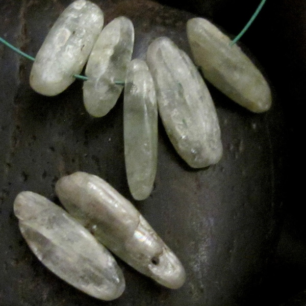 Natural Green Kyanite Sticks - 5 beads - GM006