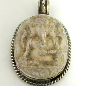 Oval shape Creamish white Ganesha pendant - tibetan pendants - nepal pendants - PS004A