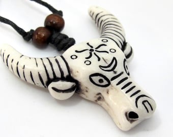 1 Pendant - Large cattle skull head long horn resin pendant - PB095