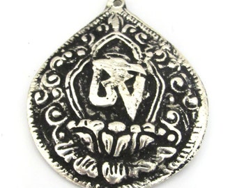 1 colgante - Colgante de flor de loto con mantra Om de plata tibetana de Nepal - CP110