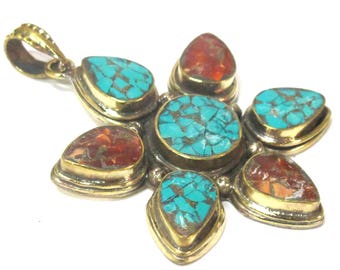 Può includere: Un ciondolo in ottone con un design a forma di fiore con sei pietre turchesi e cornalina. Il ciondolo ha un anello nella parte superiore per attaccare una catena.