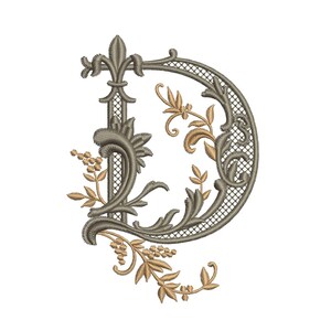 Op de afbeelding: Geborduurde letter "D" in een sierlijke stijl. De letter is een gedempt grijsgroen met een traliewerkontwerp. Goudkleurige bloemaccenten en krullen zijn verwerkt, wat een vintage esthetiek creëert. Geschikt voor borduurprojecten.