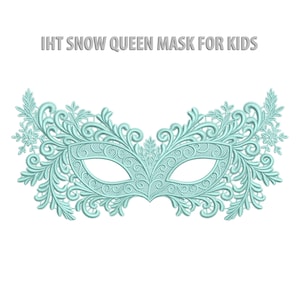 Può includere: Una maschera ricamata azzurra con un design a fiocco di neve e floreale. La maschera ha aperture per gli occhi ed è etichettata "IHT SNOW QUEEN MASK FOR KIDS". La maschera è progettata per bambini e su sfondo bianco.