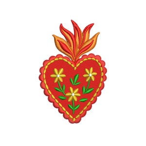 Puede incluir: Corazón rojo bordado con una llama amarilla y hojas verdes con flores amarillas.