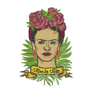 Könnte beinhalten: Gesticktes Bild von Frida Kahlo mit einer Blumenkrone und dem Text "Viva la Vida" auf einem gelben Banner. Das Bild ist von grünen Blättern umgeben.