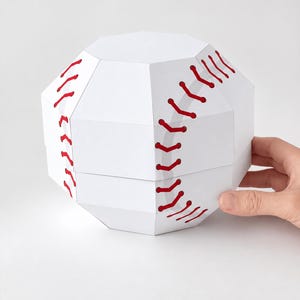Peut inclure: Une sphère géométrique en papier blanc en forme de balle de baseball avec des motifs de coutures rouges imprimés le long des bords. L'objet présente une surface à facettes multiples et une étiquette en bas indiquant DIGITAL DOWNLOAD, PDF FILE, NO PHYSICAL ITEM.
