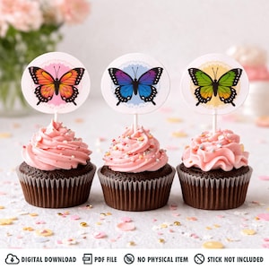 Op de afbeelding: Een witte keramische mok met een zwart handvat en de tekst "But First, Coffee" in een vetgedrukte, zwarte letter. De mok staat op een houten oppervlak. De mok is ongeveer 10 cm hoog.