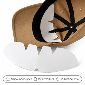 Peut inclure: Une casquette de baseball beige avec un intérieur noir et un gabarit en papier blanc. La casquette est vue par le dessous, avec la visière inclinée vers le haut. Le texte en bas indique "TÉLÉCHARGEMENT NUMÉRIQUE PDF & FICHIERS SVG AUCUN ARTICLE PHYSIQUE."