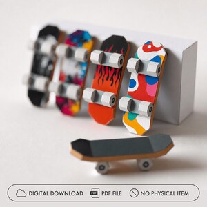 Pode incluir: Uma coleção de cinco skates de dedo em miniatura com vários designs gráficos, incluindo chamas e padrões abstratos. Cada skate tem rodas cinza-claras e uma superfície de lixa preta. O texto na parte inferior diz DIGITAL DOWNLOAD PDF FILE NO PHYSICAL ITEM.