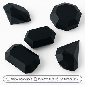 Puede incluir: Cinco formas geométricas negras con superficies facetadas están dispuestas sobre un fondo blanco. Las formas varían en tamaño y forma, pareciendo piedras preciosas estilizadas. La parte inferior de la imagen incluye el texto "DESCARGA DIGITAL PDF Y ARCHIVOS SVG NINGÚN ARTÍCULO FÍSICO".