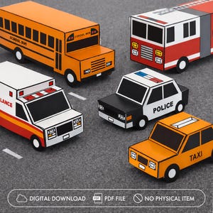 Op de afbeelding: Een verzameling kleurrijke papieren speelgoedvoertuigen, waaronder een schoolbus, een brandweerwagen, een ambulance, een politieauto en een taxi. De schoolbus is oranje, de brandweerwagen is rood en wit, de ambulance is wit en oranje, de politieauto is zwart en wit en de taxi is oranje. De teksten "SCHOOL BUS", "POLICE" en "TAXI" zijn zichtbaar.