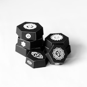 Manualidad de papel hexagonal de chakras monocromáticos, torre de papel apilable de 7 capas, plantilla digital imprimible en PDF para descargar.