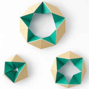 Peut inclure: Trois œuvres d'art murales géométriques. Les pièces sont composées de panneaux triangulaires beiges avec des intérieurs turquoise. La plus grande pièce est en forme d'anneau, tandis que les deux autres sont de formes angulaires plus petites. L'art est affiché sur fond blanc.
