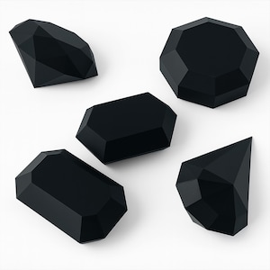 Pode incluir: Cinco objetos decorativos pretos de forma geométrica são apresentados sobre um fundo branco. Os objetos apresentam vários designs facetados, assemelhando-se a pedras preciosas estilizadas ou esculturas abstratas. As superfícies são lisas e refletem a luz.