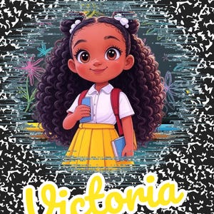 Pu&ograve; includere: Illustrazione di una ragazza con la pelle scura, che indossa una camicia bianca, una gonna gialla e uno zaino rosso. Tiene in mano dei libri e il nome "Victoria" &egrave; scritto in giallo. Lo sfondo ha un design di carta da quaderno.