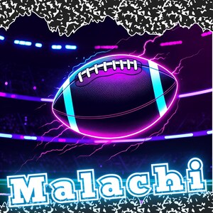 Pu&ograve; includere: Un'illustrazione digitale di un pallone da football in viola e blu neon, con lacci e strisce bianche. La parola "Malachi" &egrave; visualizzata in un carattere in grassetto e contornato in basso. Lo sfondo presenta un'ambientazione da stadio con un motivo in bianco e nero.