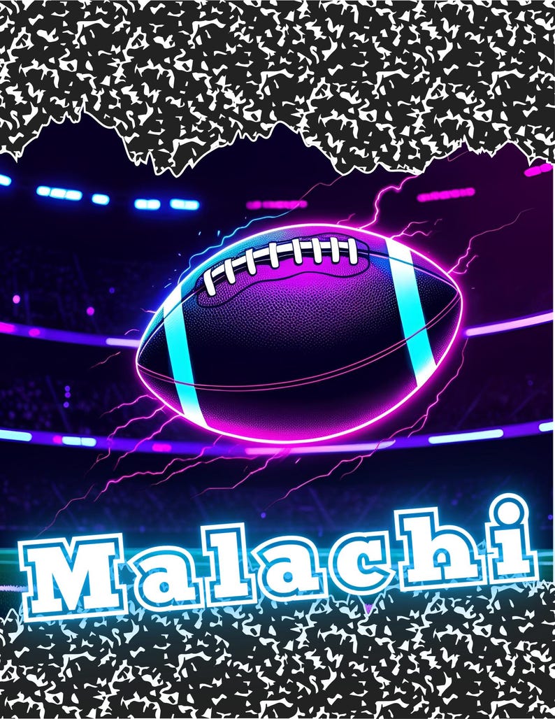 Pu&ograve; includere: Un'illustrazione digitale di un pallone da football in viola e blu neon, con lacci e strisce bianche. La parola "Malachi" &egrave; visualizzata in un carattere in grassetto e contornato in basso. Lo sfondo presenta un'ambientazione da stadio con un motivo in bianco e nero.