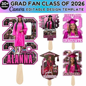 Könnte beinhalten: Eine Sammlung von Abschlussfächer-Designs in Pink und Weiß. Jeder Fächer zeigt ein Foto eines Absolventen, das Jahr 2026 und die Wörter "Glückwunsch" oder "Absolvent". Die Fächer sind auf Holzstäben und enthalten den Text "Canva EDITABLE DESIGN TEMPLATE".