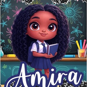 Pu&ograve; includere: Illustrazione di una ragazzina con la pelle scura e i capelli neri ricci, che indossa un'uniforme scolastica e tiene in mano un libro. Lo sfondo presenta una lavagna con disegni colorati e il nome "Amira" in un carattere stilizzato.