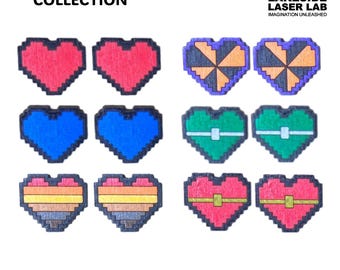 Puede incluir: Un conjunto de ocho diseños de corazones de píxeles de 8 bits en varios colores, incluidos rojo, azul, verde, naranja y morado. Los corazones están dispuestos en pares, con cada par presentando un esquema de color diferente. Los diseños son perfectos para proyectos de manualidades, corte por láser o arte digital.