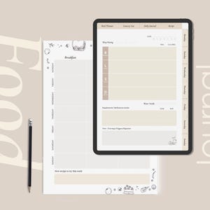 Puede incluir: Un diario de alimentos beige con un planificador de comidas y un diseño de diario diario. Un lápiz negro descansa a la izquierda. Una tableta muestra una página de diario diario. La palabra "Food" está a la izquierda y "Journal" a la derecha.