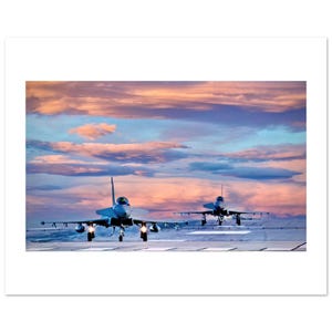 Puede incluir: Dos aviones de combate taxiando en una pista al atardecer. Los aviones están mirando hacia adelante con sus postcombustión encendidos, creando un brillo naranja brillante. El cielo es una mezcla de rosa, naranja y azul.