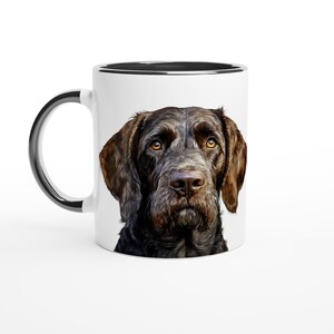 Può includere: Tazza in ceramica bianca con bordo e manico neri, con un'illustrazione dettagliata di un cane Bracco tedesco a pelo duro marrone. Il pelo del cane è strutturato e i suoi occhi sono color ambra.
