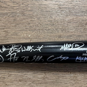 Los Angeles Dodgers  2025/26 Team Signed  Baseball Bat , Ohtani, Freeman, Yamamoto