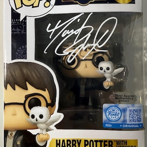 Puede incluir: Figura de vinilo Funko Pop! de Harry Potter con Hedwig, número 197. La figura está en su embalaje original, con una firma en la parte delantera. La caja presenta el logotipo de Funko Pop! y el logotipo de Harry Potter.