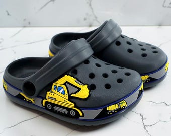 Zuecos de dinosaurio para niños, zapatos de jardín, sandalias de verano para niños y niñas, antideslizantes, pantuflas de playa, zapatos de verano ligeros y bonitos con agujeros de dibujos animados para niños.