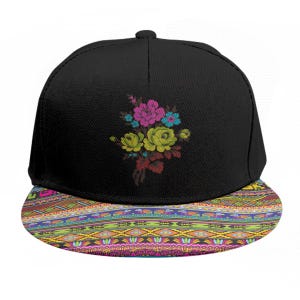 Puede incluir: Gorra de béisbol negra con un diseño floral colorido en la parte delantera. La visera presenta un diseño vibrante y estampado con varios colores. La gorra es un accesorio elegante para el uso diario.