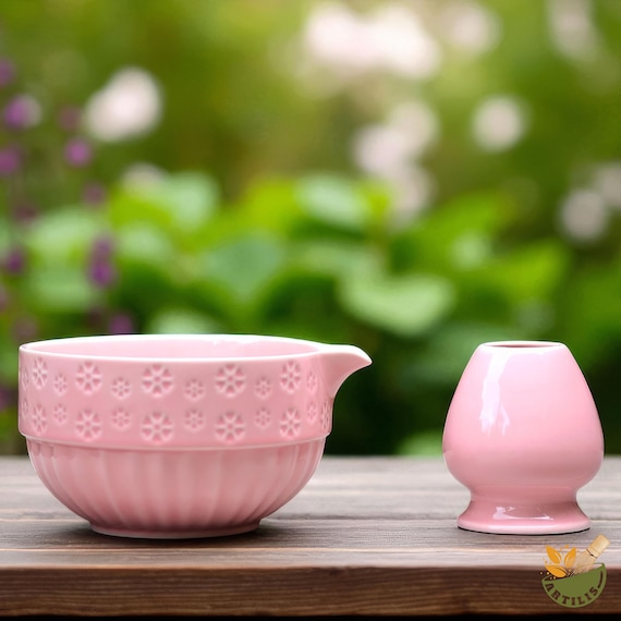 Matcha-Schale in Rosa: Keramikschale mit Ausguss und Blumenmuster, Schneebesenhalter, Bambuslöffel und Sieb – das perfekte Geschenk für die Teezeremonie