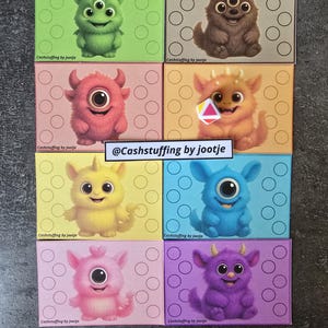 Op de afbeelding: Acht kleurrijke kaarten met cartoonmonsters. Elke kaart heeft een ander monster in tinten groen, bruin, roze, oranje, geel, blauw, lichtroze en paars. De kaarten hebben een achtergrond van cirkels en de tekst "Cashstuffing by jootje".