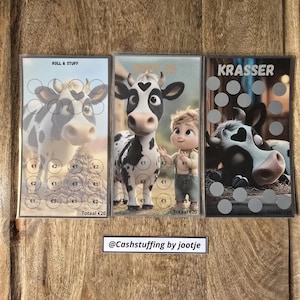 Op de afbeelding: Drie transparante spaarzegels met koeienontwerpen. Elke envelop heeft een andere koeienillustratie en cirkels met eurobedragen. De tekst "ROLL & STUFF" en "KRASSER" zijn zichtbaar. De onderkant van de afbeelding heeft de tekst "@Cashstuffing by jootje".