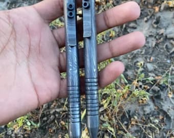 Stylo en acier damas pour le travail de bureau et régulier également utilisé. Damas fait main