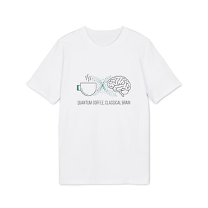 Può includere: T-shirt bianco con un design grafico raffigurante una tazza di caffè, un cervello e la scritta "QUANTUM COFFEE, CLASSICAL BRAIN" in nero. Il design è nei toni del verde acqua e nero.