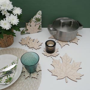 Holz Untersetzer-Set mit Serviettenhalter zum Gedeck Ahornblatt Topflappen für Warme Gerichte Nachhaltige Tassenuntersetzer für die Kaffeetafel