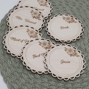 Multipack met op maat gemaakte plaatskaartjes voor bruiloften gepersonaliseerde onderzetter gegraveerd naamkaartje houten bruiloft aandenken roos detail houten decoratie