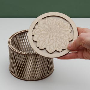 Scatola rotonda in legno personalizzata, tagliata al laser, portagioie con coperchio, decorativo, a scacchi, regalo floreale per lei